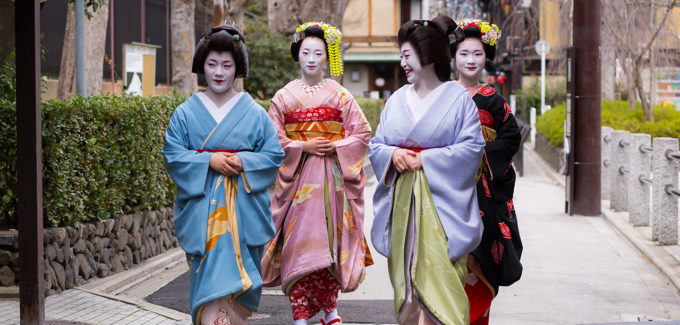 艺伎与舞妓 京都観光を楽しむなら和福で着物レンタル 東山 清水寺近く